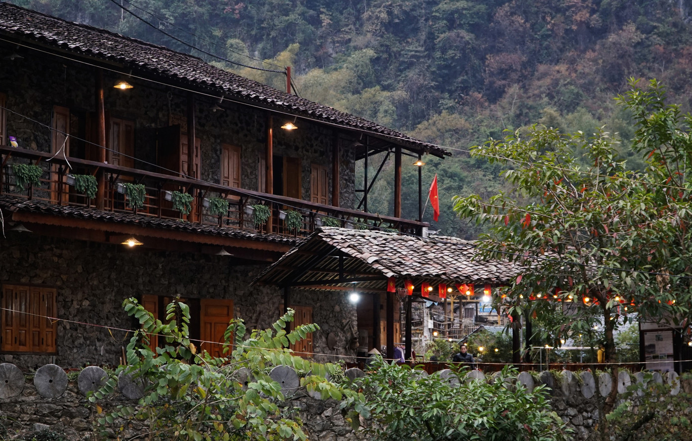 Những căn nhà nơi đây khoác lên mình nét đẹp hoài cổ, nhuốm màu thời gian.