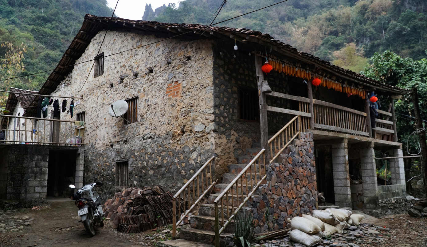 Một ngôi nhà đá cổ ở đây gồm hai tầng, cao khoảng 5-7m. Tầng một chủ yếu là các cột gỗ làm khung trên nền đá chắc chắn.