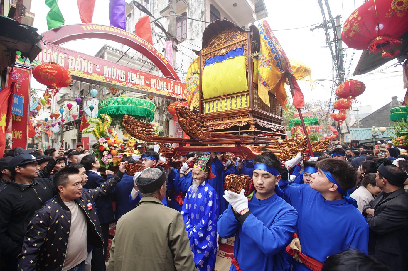 Sau khi về và làm lễ tại đền Quán Chảy, khoảng 15h sẽ khởi kiệu về lại đền La Phù trong chiều tối ngày 7 tháng Giêng Âm lịch.