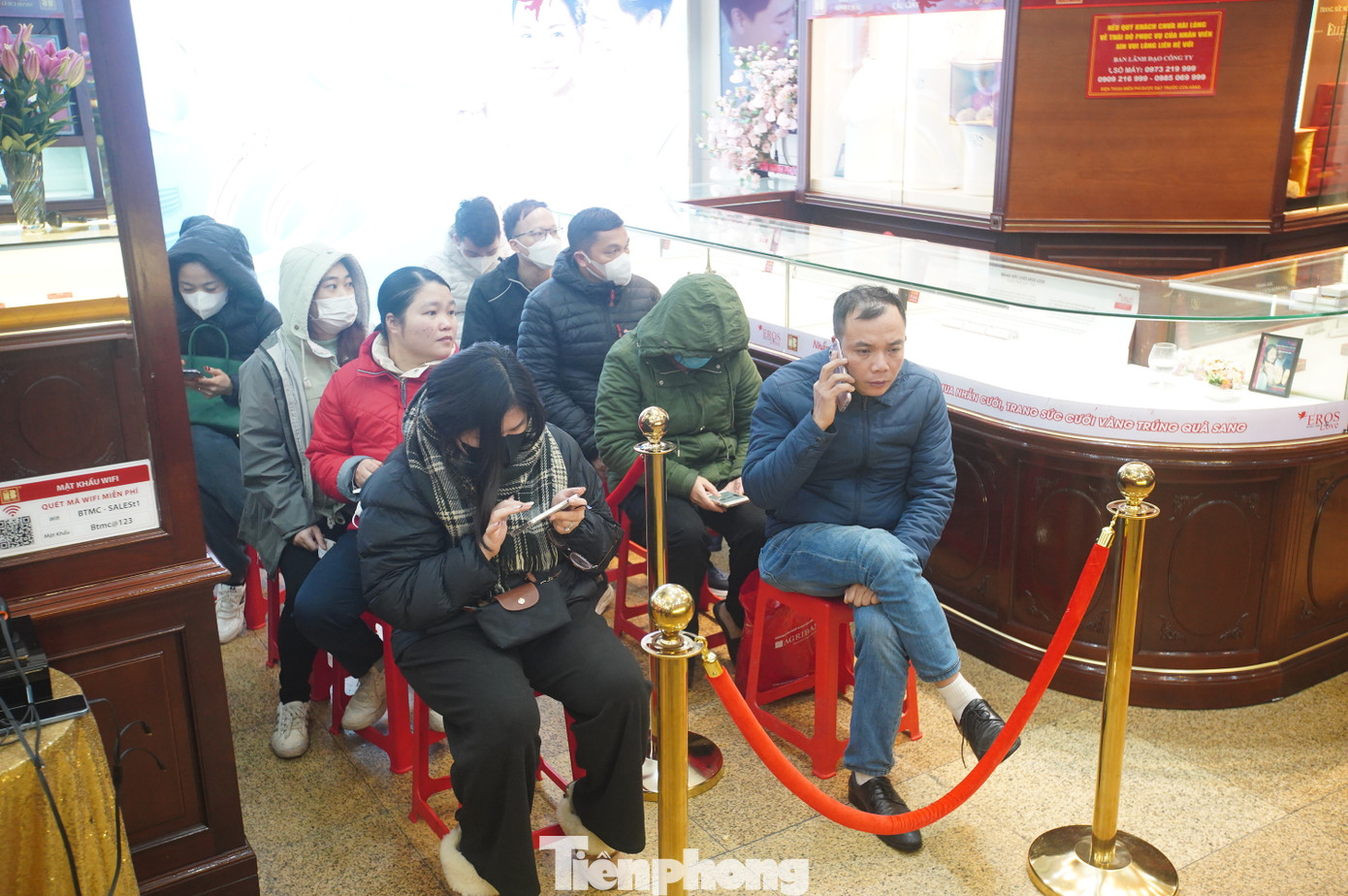 Người dân xếp hàng khắp các lối đi trong cửa hàng.