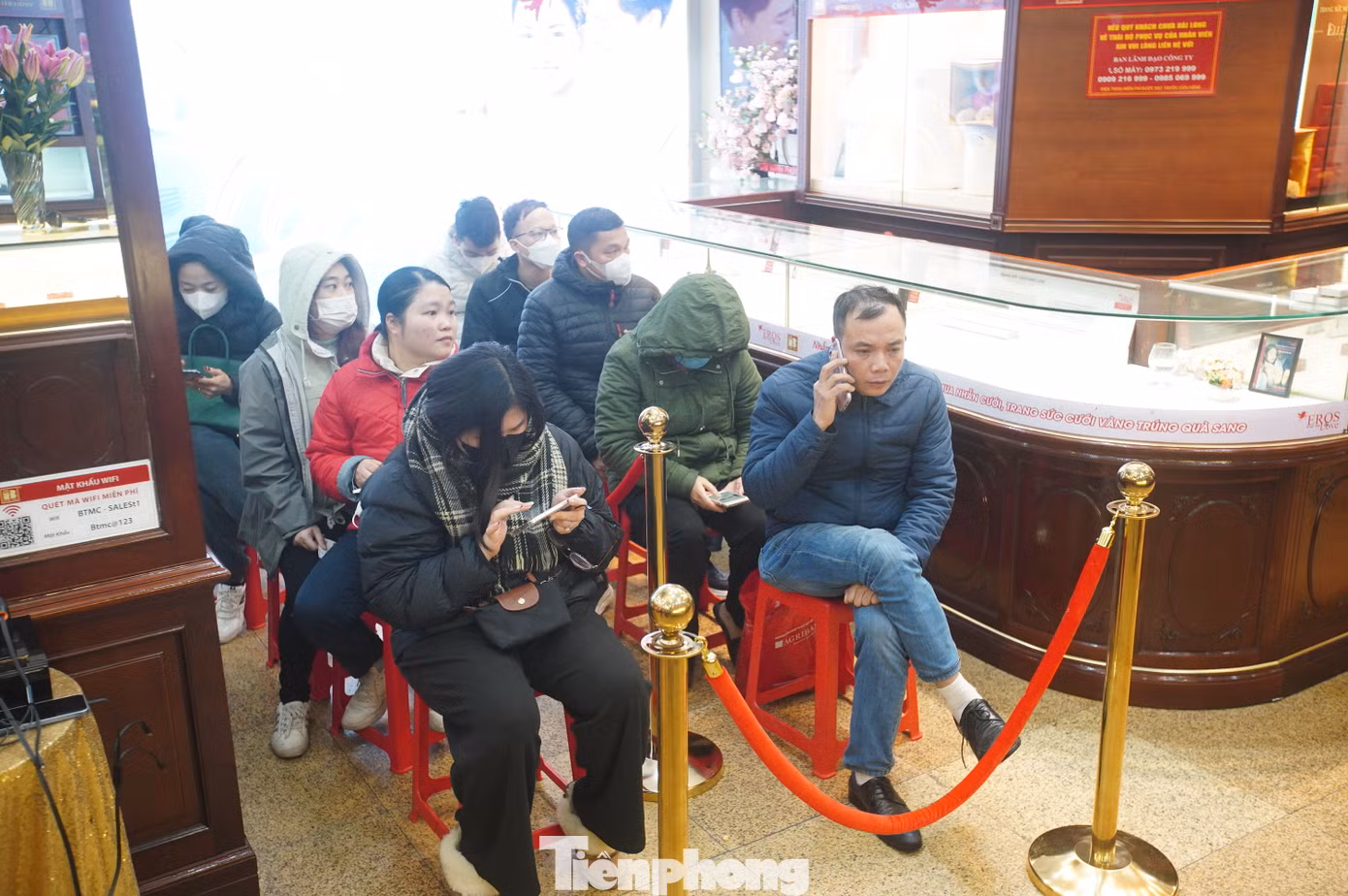 Người dân xếp hàng khắp các lối đi trong cửa hàng.