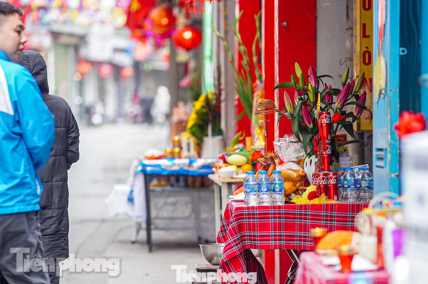 Ngay từ sáng sớm mùng 8 tháng Giêng (5/2), người làng Phú Đô đóng cửa hàng quán, dọn dẹp đường làng, ngõ xóm sạch sẽ, tinh tươm; nhiều nhà bày biện hẳn mâm lễ tươm tất trước nhà để nghênh đón kiệu.