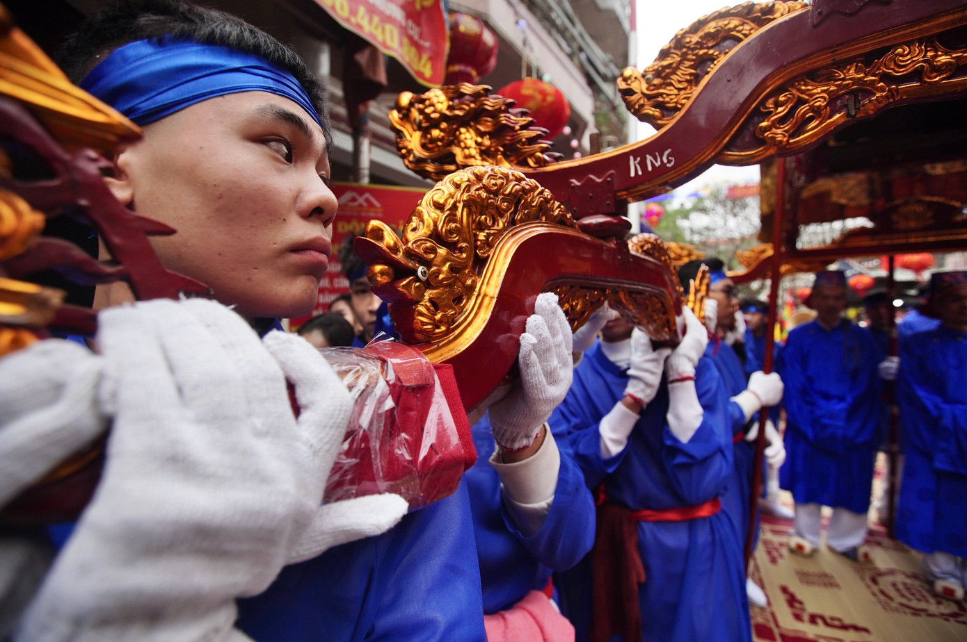 Các nam thanh niên trai tráng trong làng có độ tuổi từ 16-19 tuổi được chuyển chọn vào đội rước kiệu.