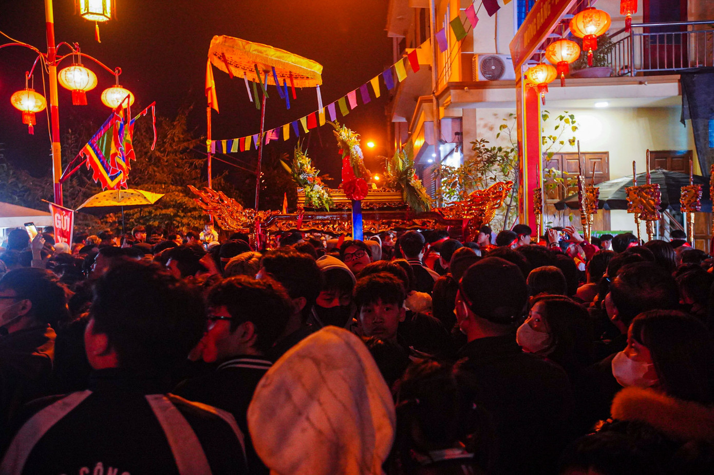 Làng Vĩnh Kỳ xưa thuộc tổng Gối, nay là 01 trong 04 làng của xã Tân Hội (huyện Đan Phượng, Hà Nội). Đình làng Vĩnh Kỳ cùng với đình thôn Thúy Hội, đình thôn Phan Long và khu di tích lịch sử quốc gia miếu Voi Phục, lăng Văn Sơn là nơi thờ đức thánh đại vương Văn Dĩ Thành là một người con kiệt xuất thuộc dòng dõi quan lại triều Trần, sinh ra ở vùng tổng Gối xưa.