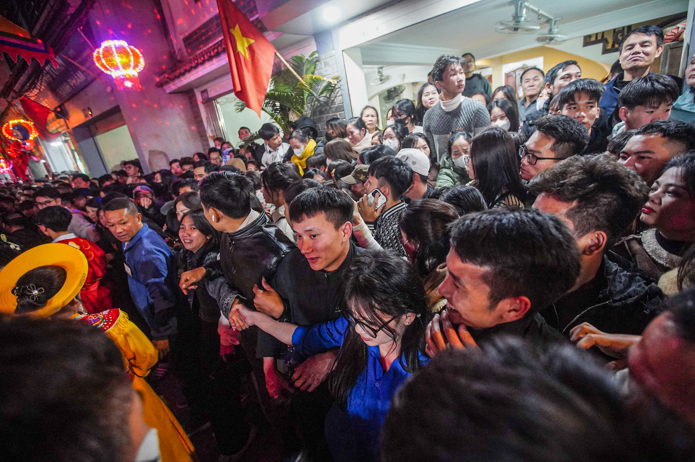 Càng về đêm, lượng người dân và du khách đổ về xem đoàn rước kiệu càng đông, xảy ra chen lấn xô đẩy.