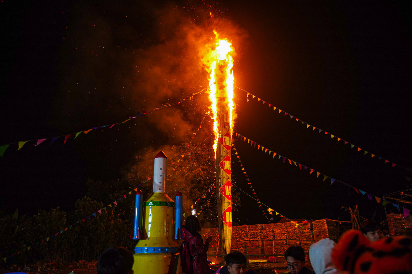 Tục đốt cây đình liệu là một trong những nét văn hóa, truyền thống đặc sắc của làng Vĩnh Kỳ được phục dựng lại sau hàng trăm năm.