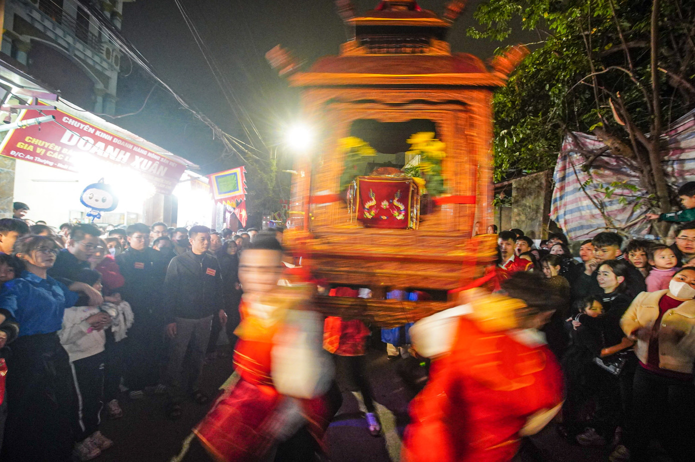 Kiệu xoay đến "chóng mặt".