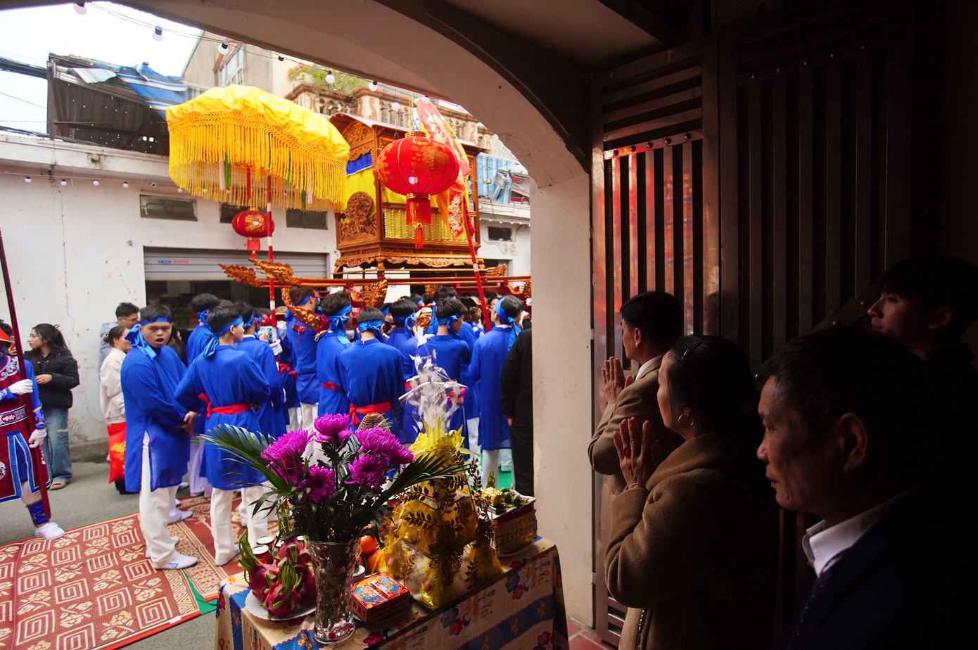 Khi kiệu Thánh đi qua người dân chiêm bái, cầu mong điều may mắn cho gia đình, làng xóm...