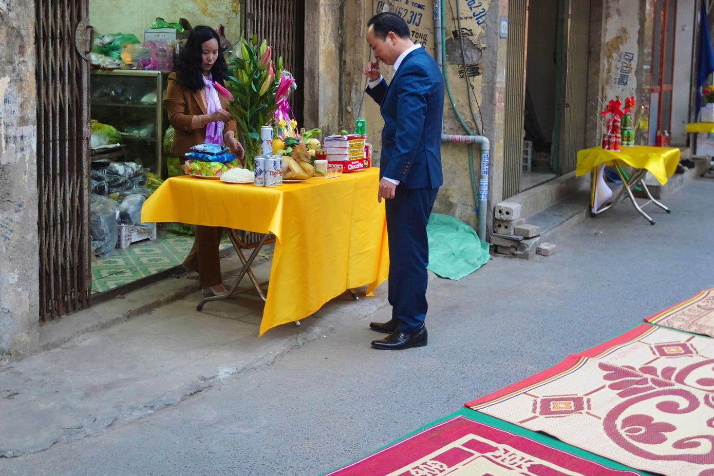 Bên cạnh trải chiếu hoa "xin lộc", người dân làng đều bày mâm lễ, hương án trước cửa nhà, trước ngõ.