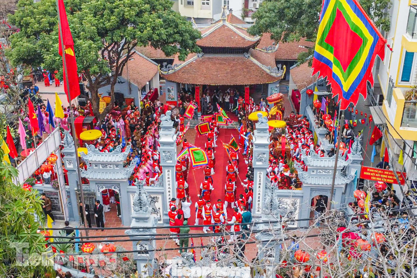 Khoảng 8h, lễ hội làng Phú Đô (quận Nam Từ Liêm, Hà Nội) chính thức được diễn ra tại đình Phú Đô. Lễ hội này được tổ chức 5 năm một lần.