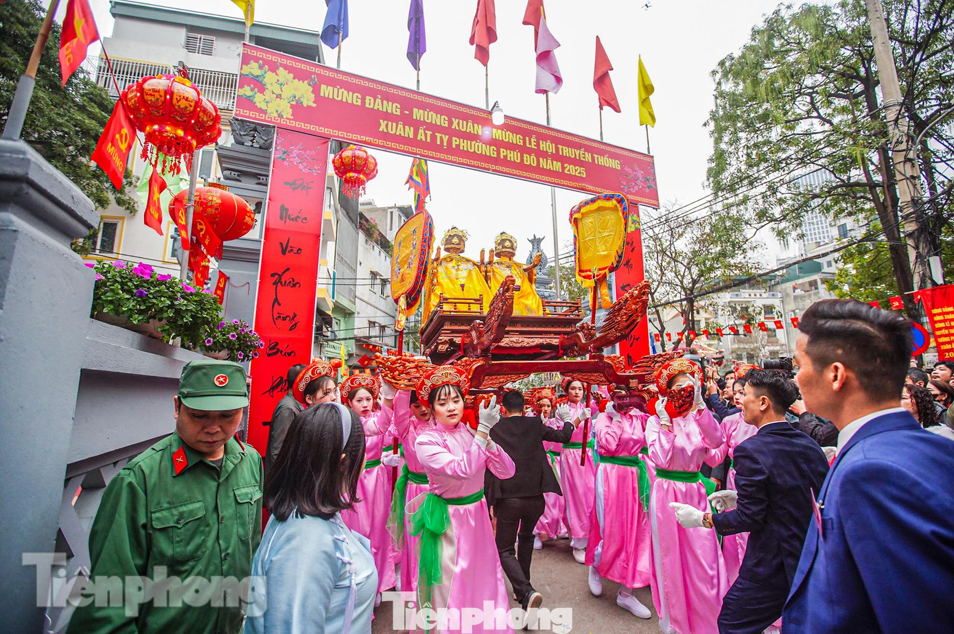 Theo ngọc phả, đình Phú Đô thờ các vị thành hoàng gồm Lý Thiên Bảo (tức Đức Thánh Cả, anh trai của Lý Nam Đế), Đinh Dự và Mãn Đường Hoa (Tổ sư nghề ca trù), 2 bà hoàng người làng Phú Đô là Nguyễn Thị An (Hoàng hậu vua Lê Anh Tông), Nguyễn Thị Phương (Nguyên phi), Hồ Nguyên Thơ (Tổ nghề bún). Để tỏ lòng biết ơn công lao các vị thành hoàng, cứ 5 năm làng Phú Đô lại tổ chức rước Thánh một lần (từ mùng 8 đến mùng 9 tháng Giêng Âm lịch). Lễ rước lớn được tiến hành từ đình làng xuống bãi Tế Yến, đền Hai Bà Hoàng, đền Cầu Đôi…