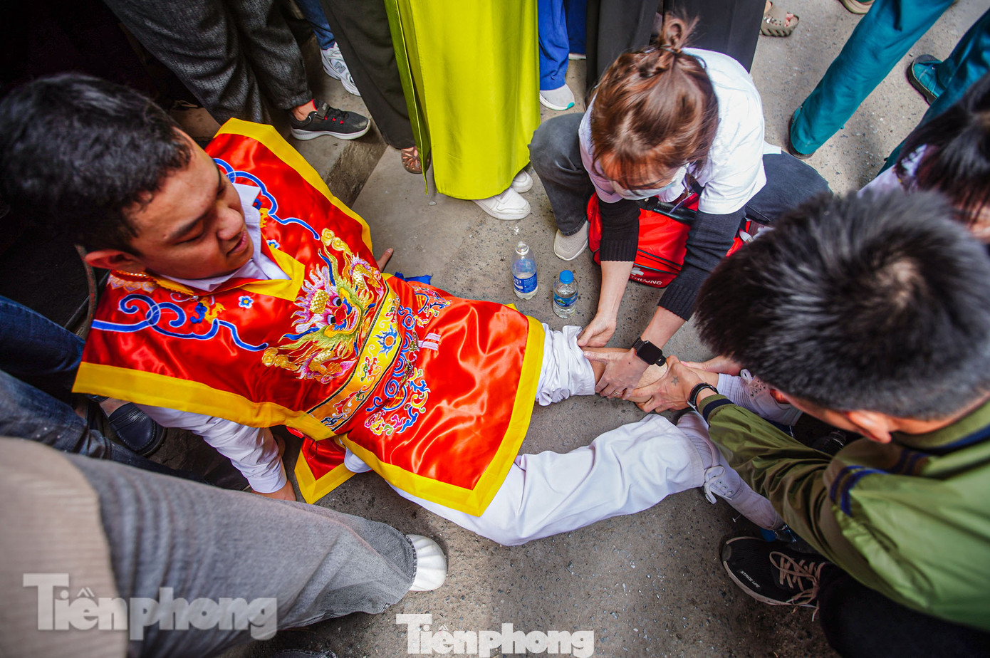 Nhiều người bị căng cơ, chuột rút khi rước kiệu hàng giờ đồng hồ.