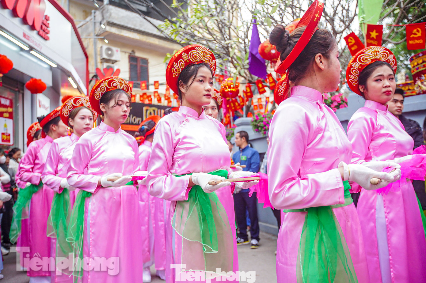 Các đoàn rước lần lượt vào trong đình làm lễ trước khi rước kiệu.