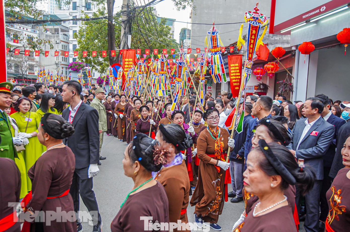Các đoàn rước lần lượt vào trong đình làm lễ trước khi rước kiệu.