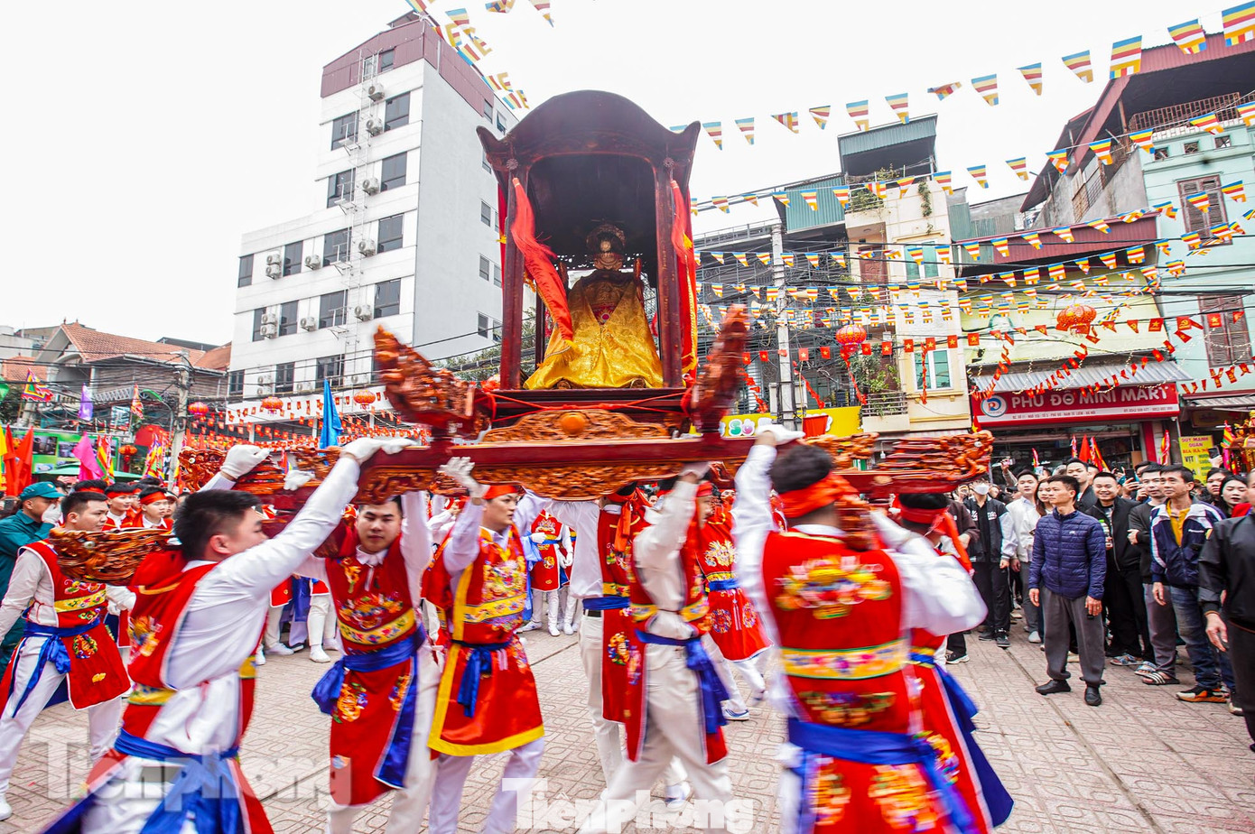 Người dân quan niệm rằng nghi thức xoay kiệu đó là các Thánh đang ‘thăng hoa’ trước khi vào đình.