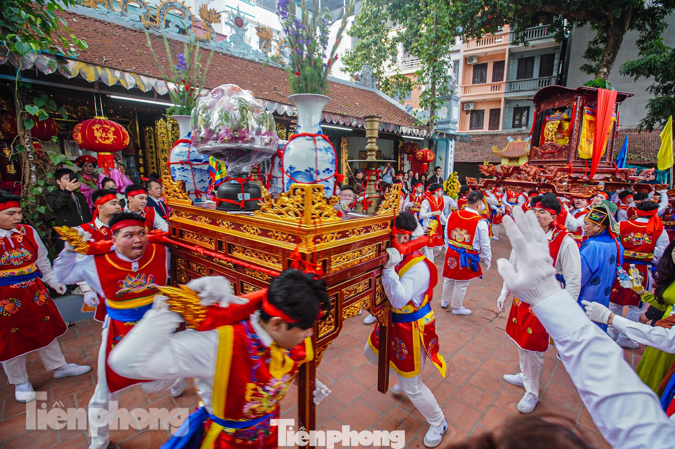 Nam thanh tuy khỏe mạnh nhưng cũng "khốn khổ" bởi kiệu xoay liên tục. Những người già trong làng cho biết, khi kiệu xoay là "Thánh" đang vui.