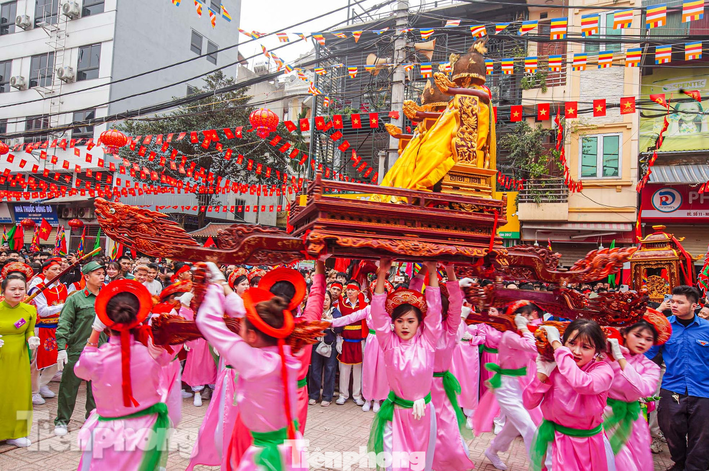 Kiệu Hai Bà được rước trong lễ hội.