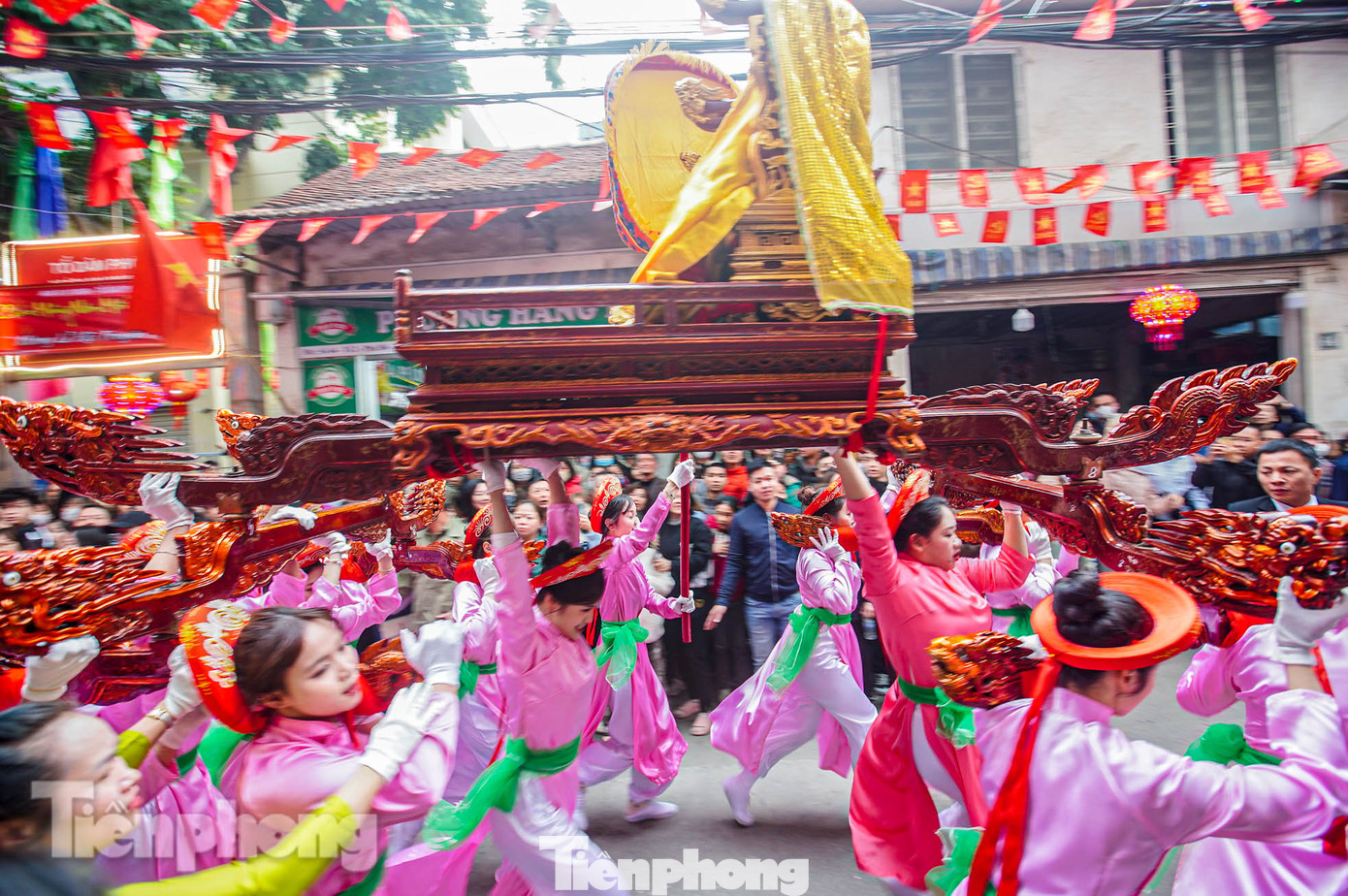 Khoảng 9h, các kiệu rước lần lượt được đưa ra khỏi đình. Có 7 kiệu rước, trong đó có kiệu Đức Thánh Cả, Đức Ông, 1 kiệu Long đình, 2 kiệu Hương án, 1 kiệu bún được nam thanh niên trong làng rước. Kiệu Hai Bà được nữ rước.