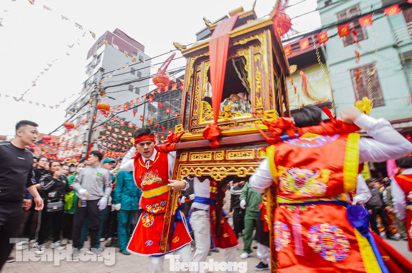 Kiệu được đưa đi khắp làng, chặng đường khoảng 2 km, xoay chuyển liên tục.