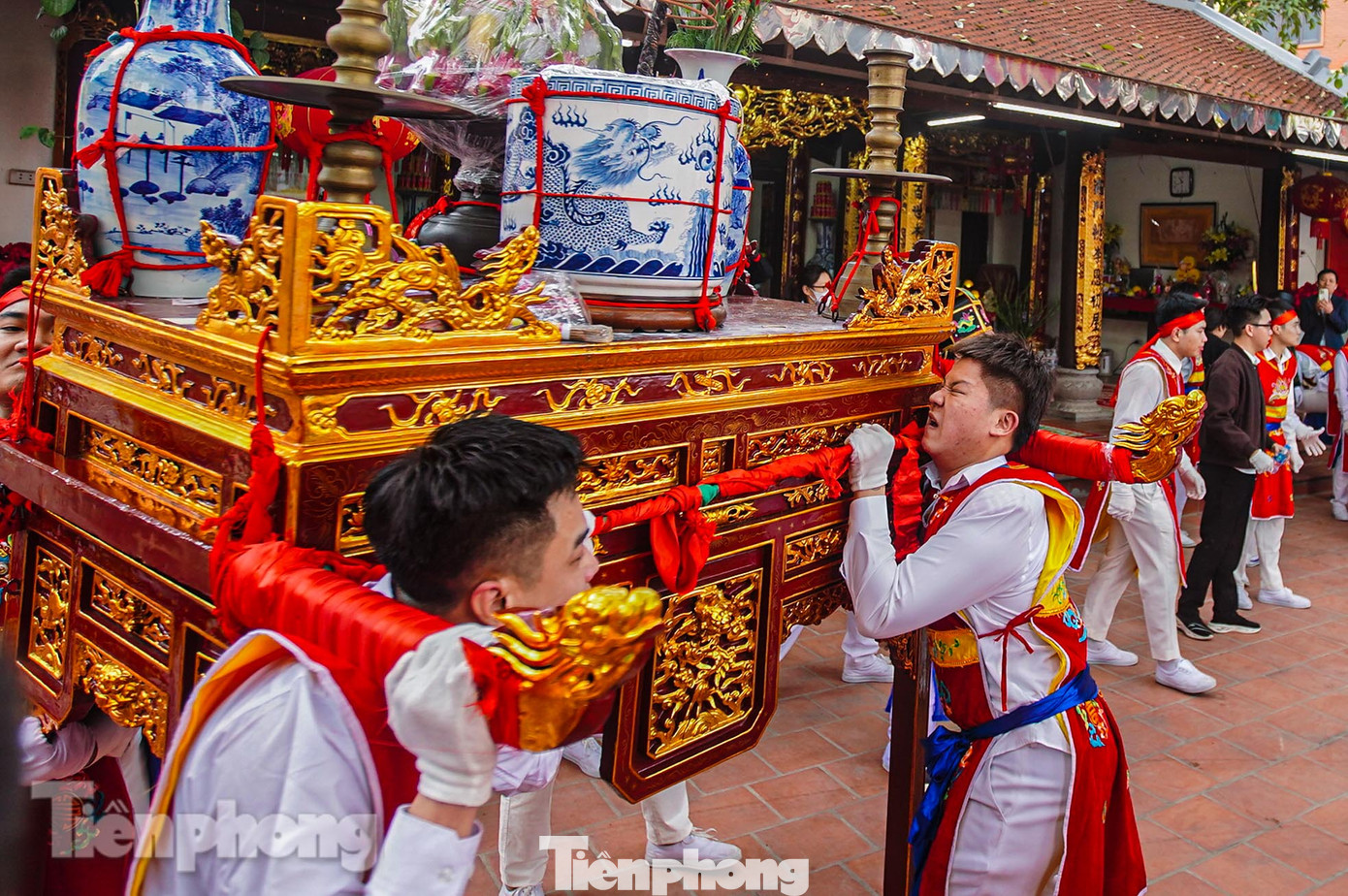 Nam thanh tuy khỏe mạnh nhưng cũng "khốn khổ" bởi kiệu xoay liên tục. Những người già trong làng cho biết, khi kiệu xoay là "Thánh" đang vui.