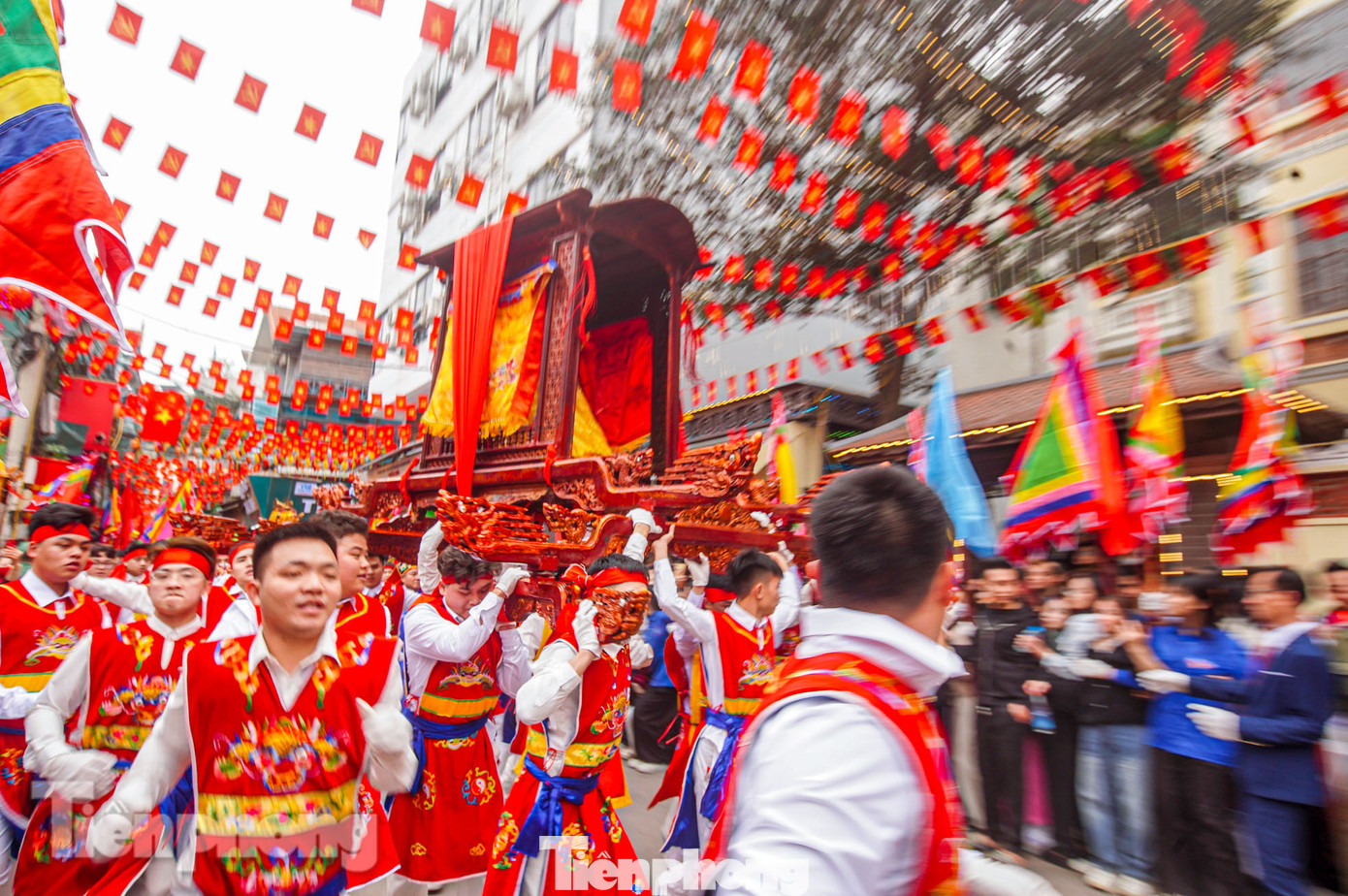 Dù mệt nhưng những người tham gia rước kiệu càng rước càng hăng hái và hào hứng.