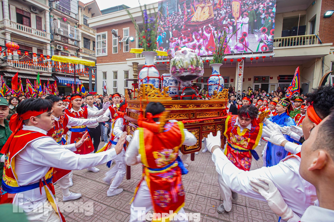 Kiệu được đưa đi khắp làng, chặng đường khoảng 2 km, xoay chuyển liên tục.