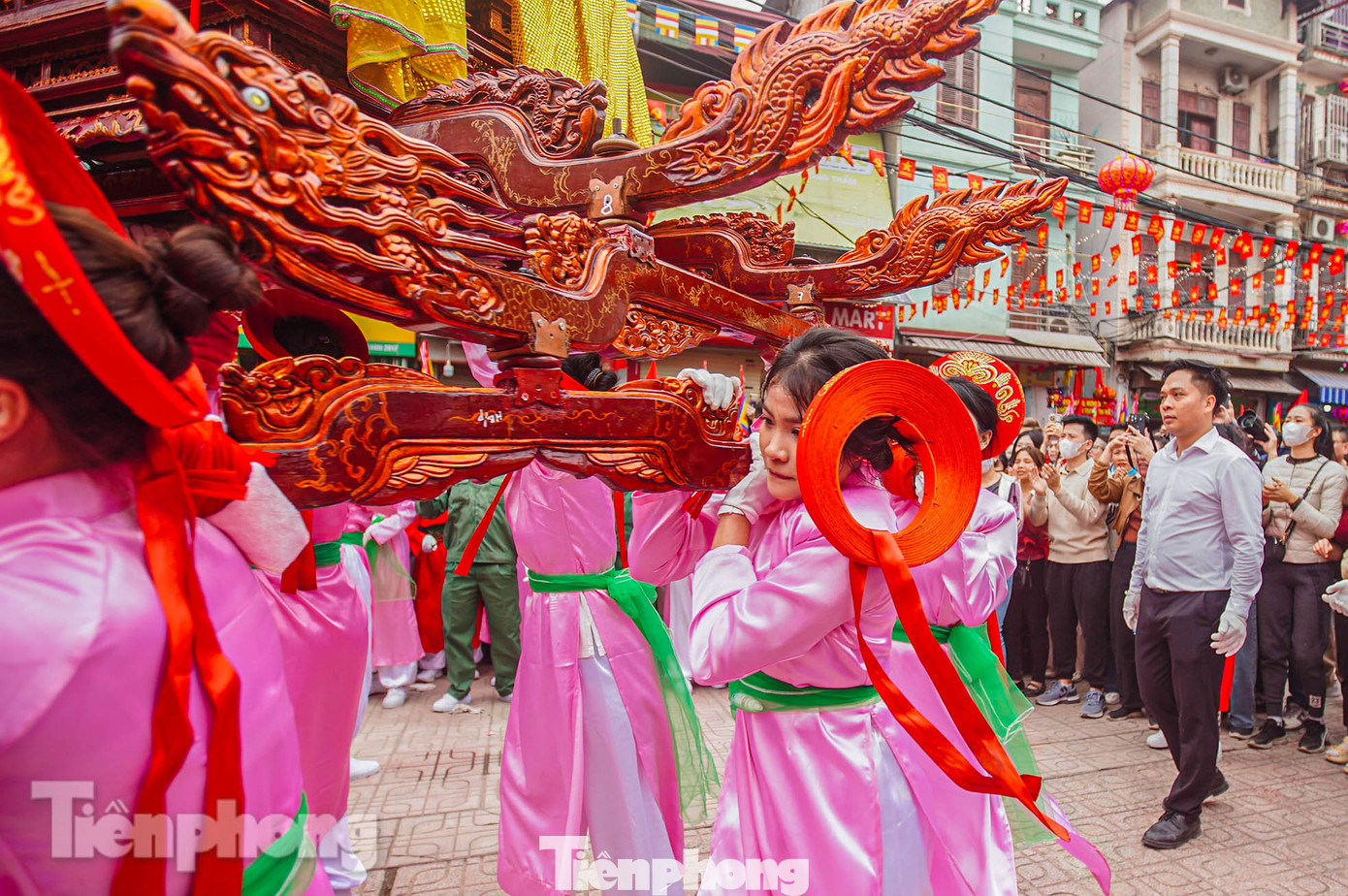 Những cô gái rất vất vả để giữ thăng bằng cho kiệu