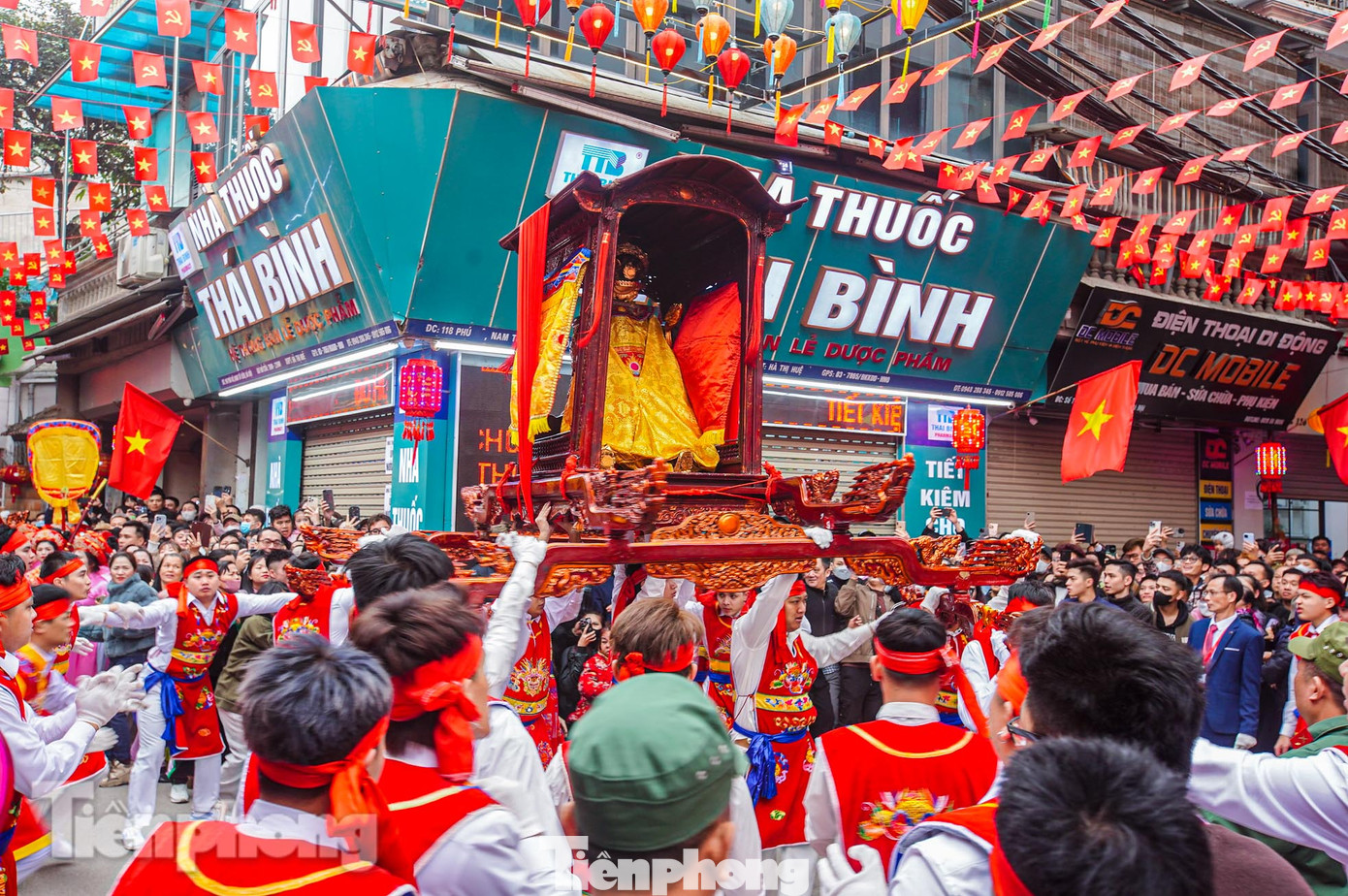 Màn kiệu "bay" khắp các con ngõ, phố tạo nên một không khí sôi động trong những ngày đầu xuân năm mới.