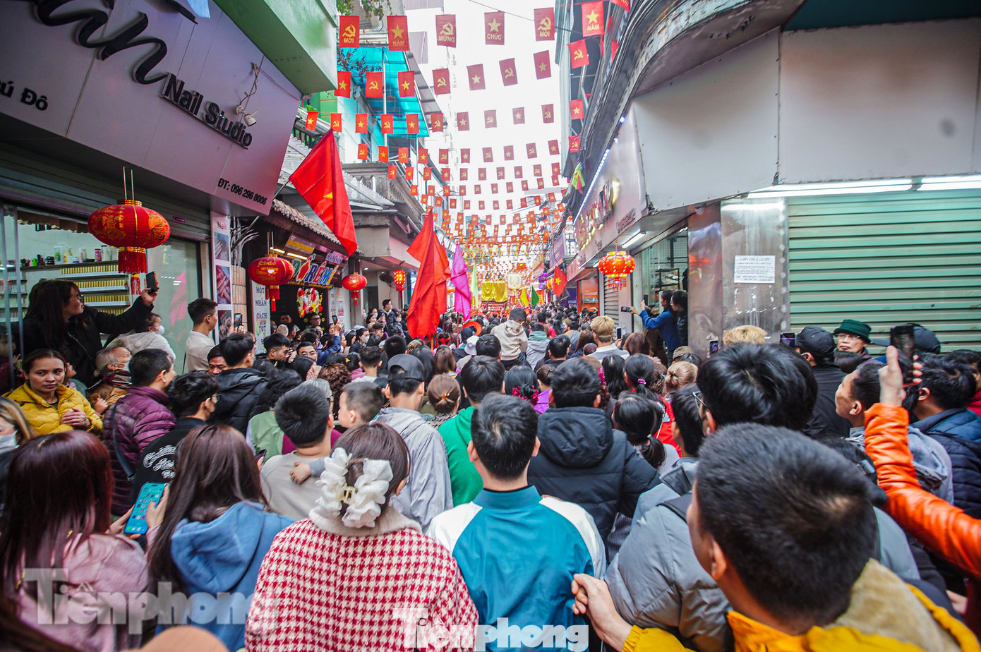 Dòng người tấp nập chạy theo kiệu "bay" giữa phố thị.