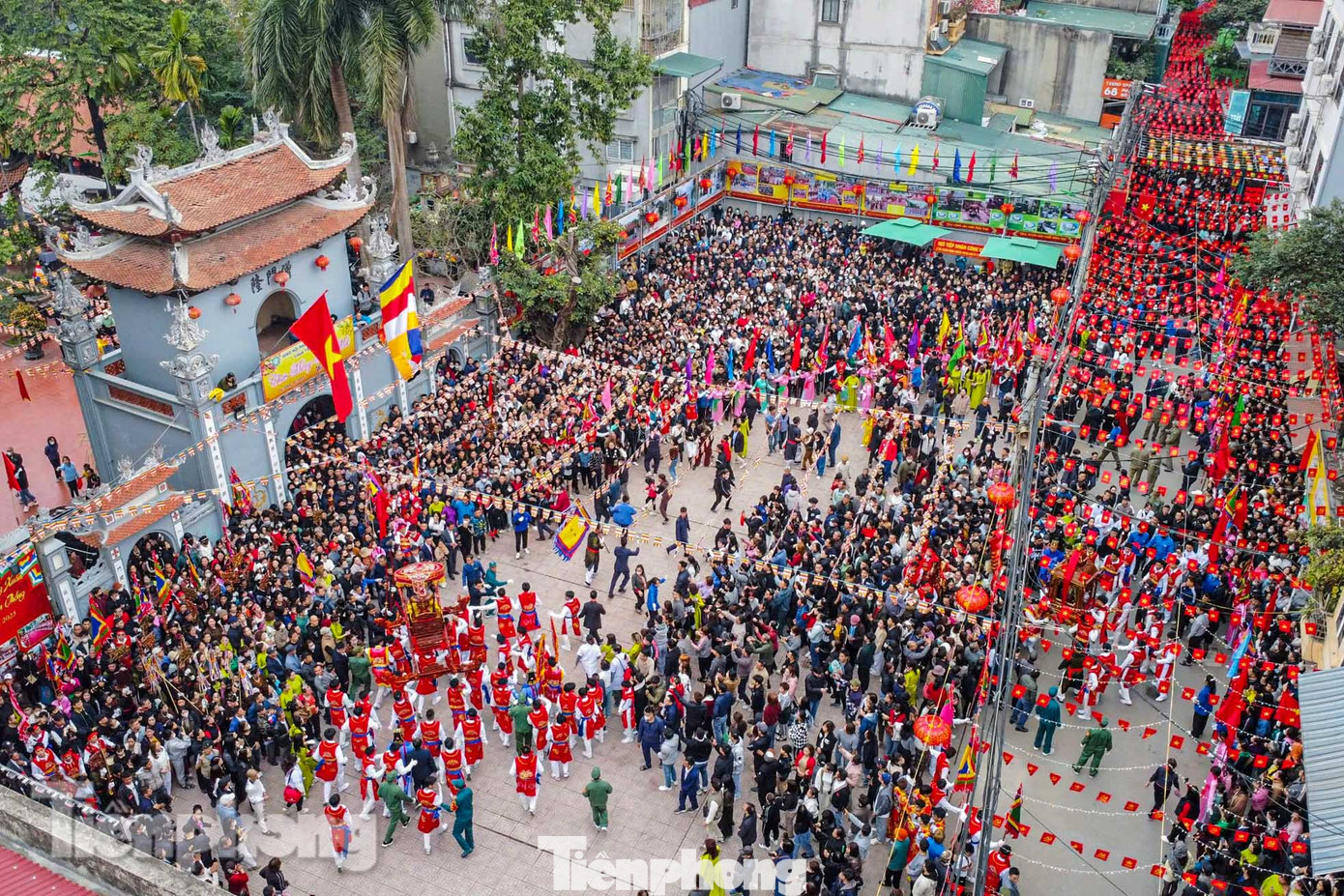 Mặc dù là ngày thường nhưng lễ hội vẫn thu hút được hàng nghìn người dân, du khách đến trảy hội.