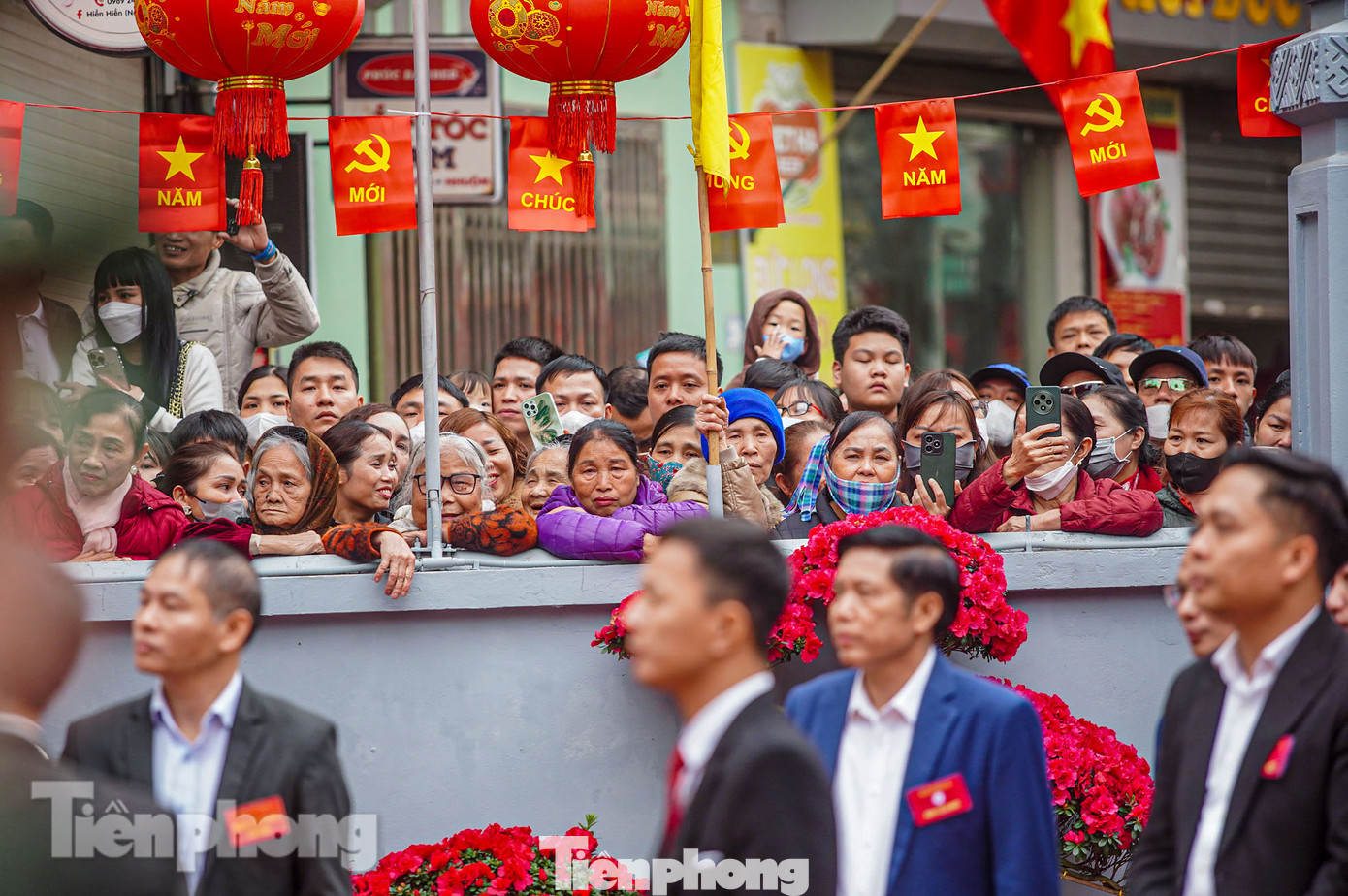 Vì lễ hội 5 năm mới tổ chức 1 lần nên người dân háo hức chờ giây phút đánh trống khai mạc và chiêm ngưỡng màn kiệu "bay".