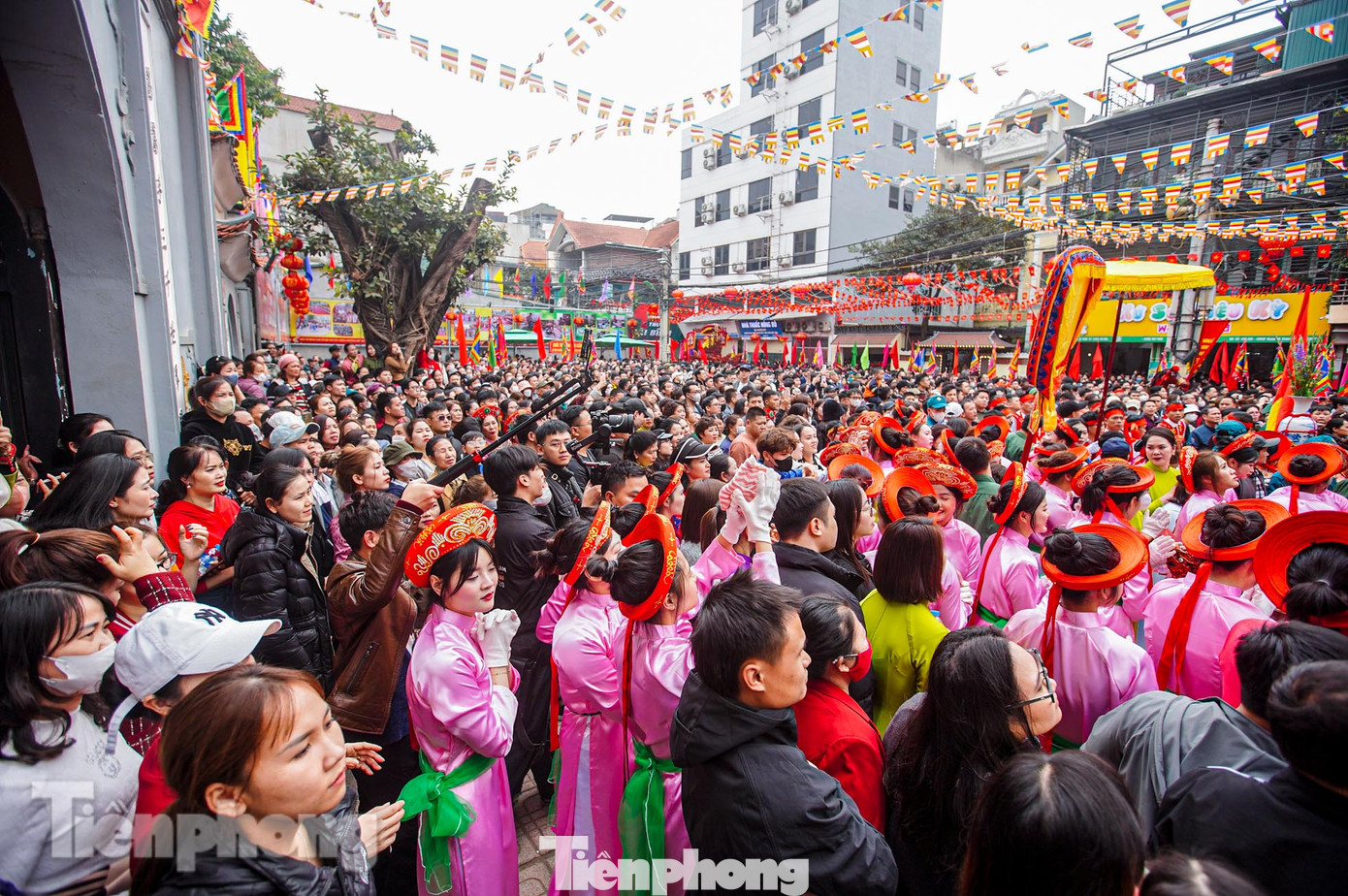 Người dân và du khách đứng chật kín sân trước chùa.