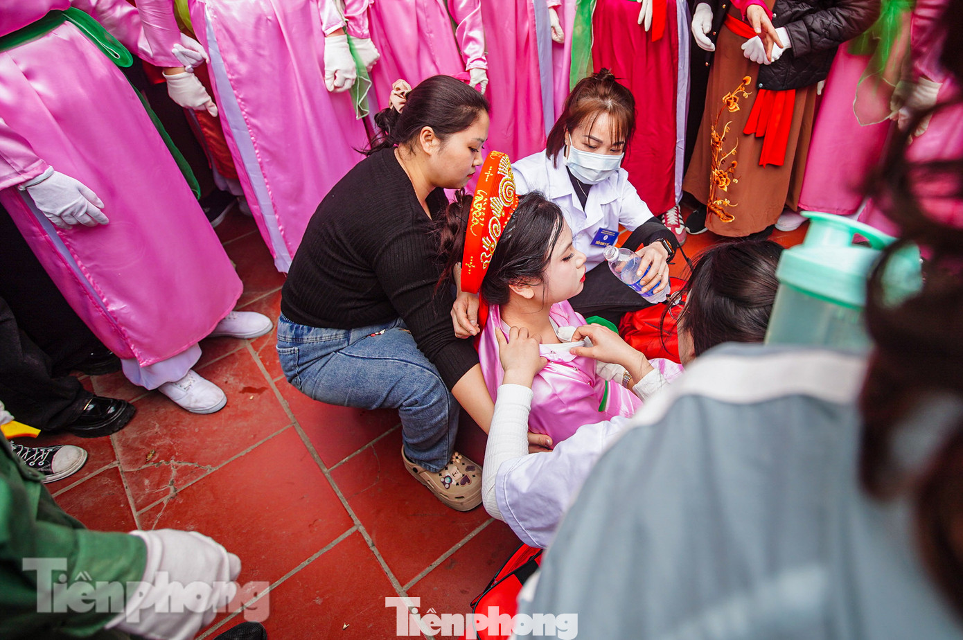 Một thiếu nữ đuối sức sau hàng giờ đồng hồ rước kiệu "bay".