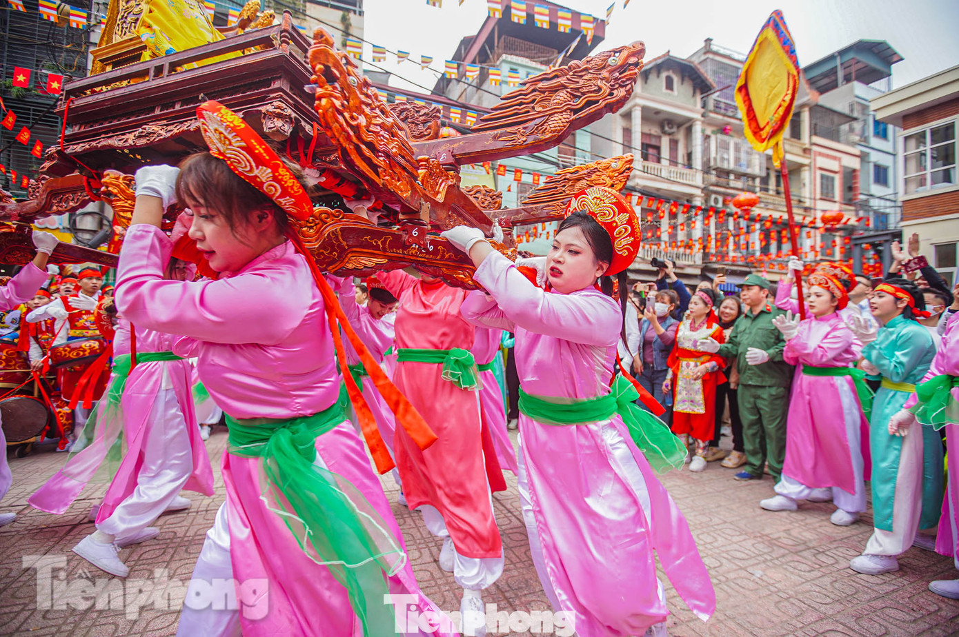 Những cô gái rất vất vả để giữ thăng bằng cho kiệu