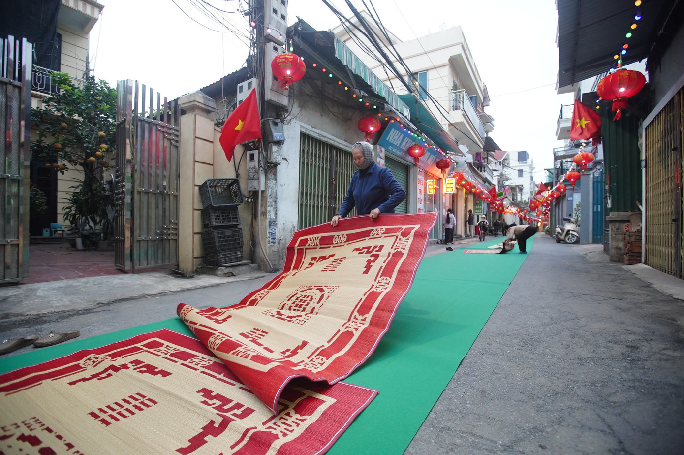 Chiếu trải dọc theo trục chính của xã La Phù, từ đình La Phù (xã La Phù, huyện Hoài Đức) xuống đền Quán Chảy (xã Đồng La, huyện Hoài Đức). Đây cũng là đường mà kiệu Thánh đi qua.