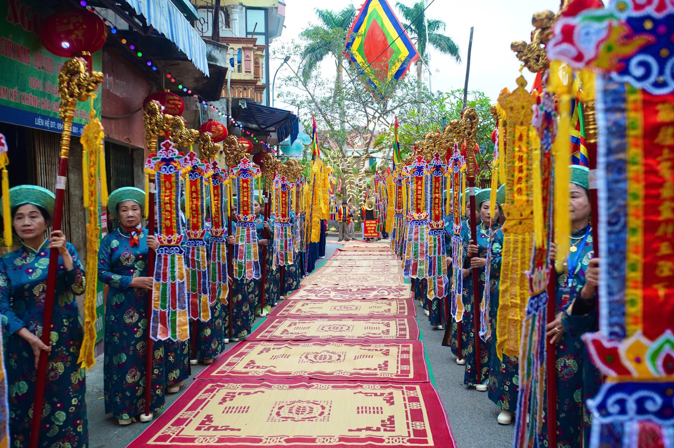 Ngày mùng 7 tháng Giêng là ngày sinh của Thành hoàng làng, nhân dân La Phù tổ chức rước Thánh từ Đình La Phù xuống đền Quán Chảy, nơi tương truyền là lăng mộ của Ngài, để làm lễ “phụng nghinh”, tức là xin được rước Ngài về đền Thượng để nhân dân được chiêm bái, dâng lễ vật tỏ lòng tôn kính và cầu một năm mới bình an.
