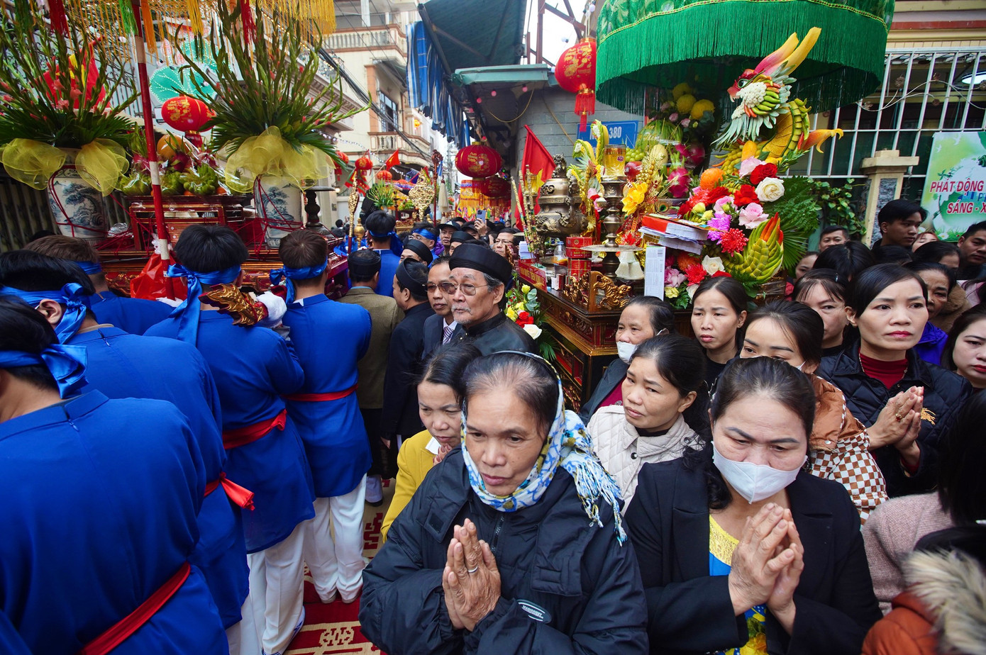 Rất đông người dân và du khách đến lễ hội xem kiệu Thánh làng La Phù.