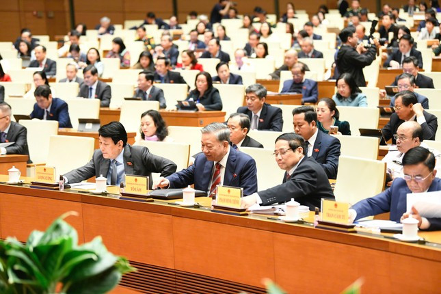 Quốc hội biểu quyết thông qua các dự thảo Nghị quyết, sáng 19/2. Ảnh: Như Ý.