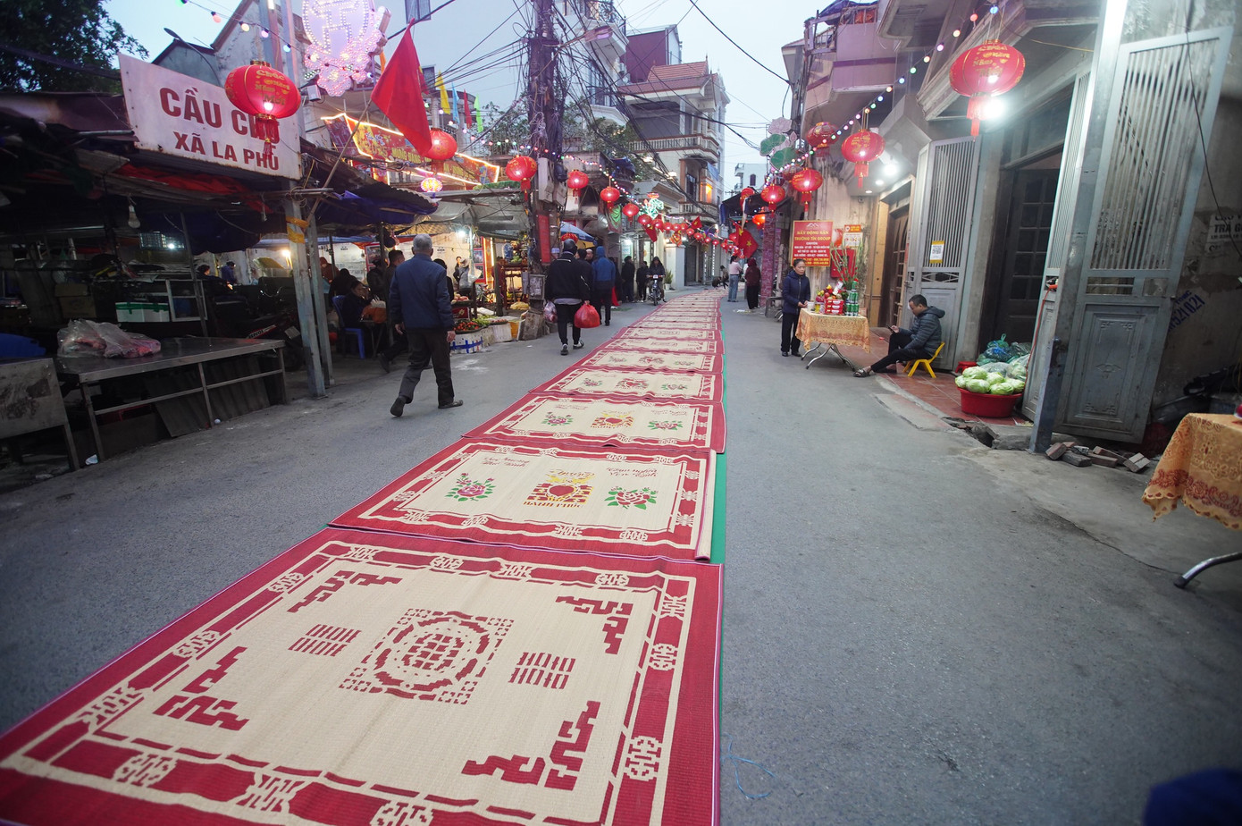 Khoảng 7h, gần 3km thảm và chiếu hoa được trải xong tại lễ hội.