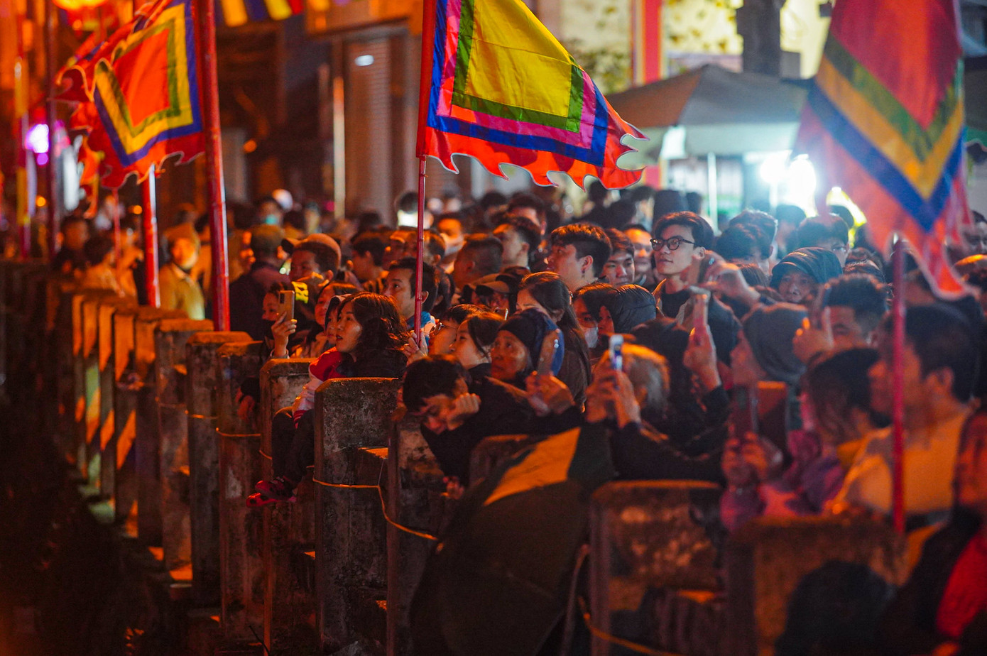 Hàng nghìn người dân và du khách đội mưa rét chờ đón nghi thức đốt cây đình liệu khổng lồ.