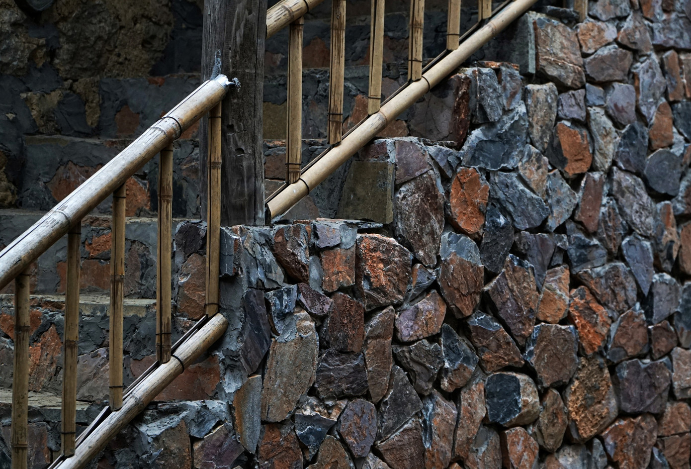 Trong đời sống sinh hoạt của đồng bào Tày ở Khuổi Ky, đá giữ vai trò quan trọng, không chỉ là nguyên liệu để dựng nhà, xây móng, đá còn được sử dụng trong các công trình dựng hàng rào, quây sân vườn, các vật dụng trong gia đình...