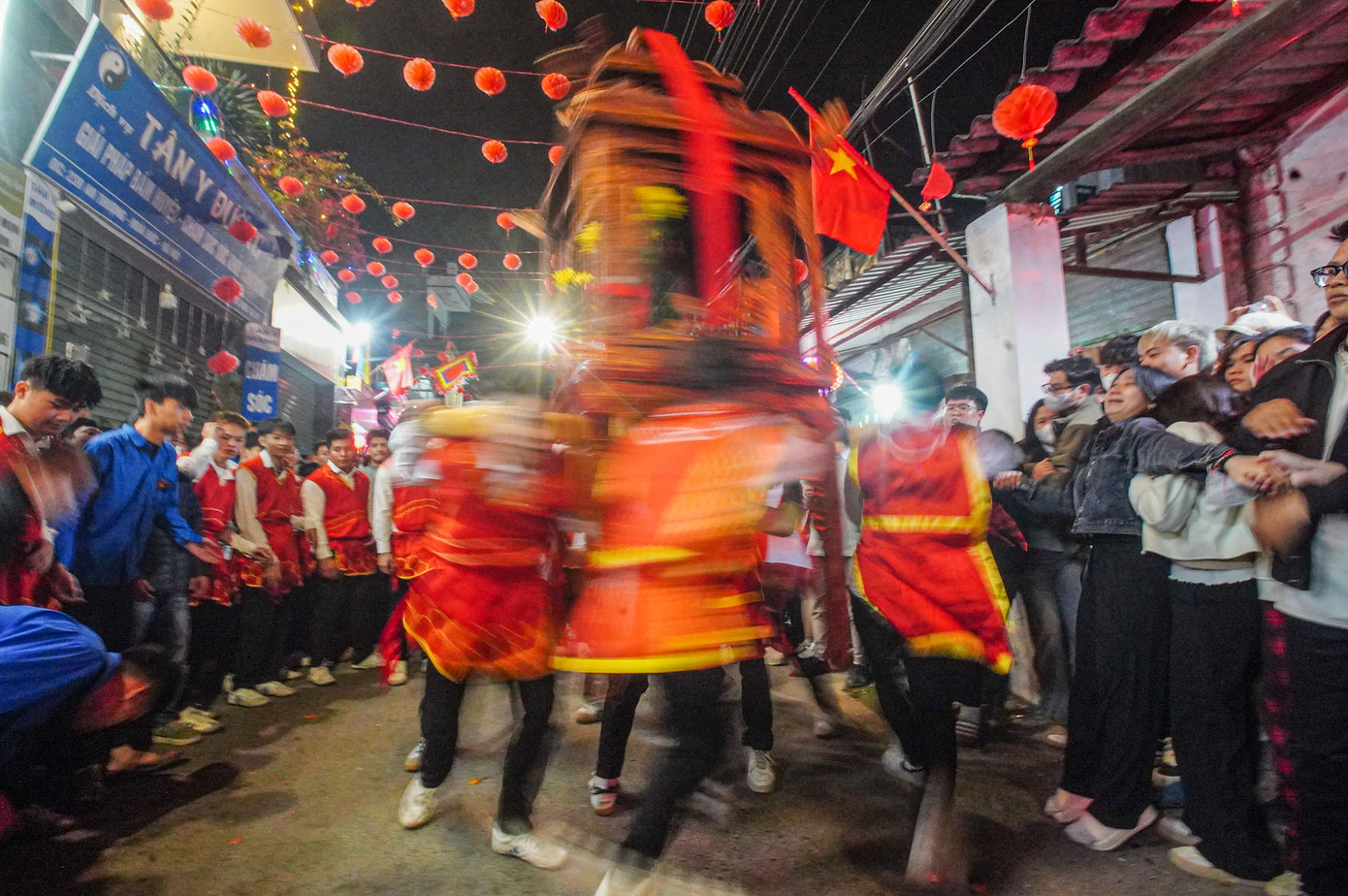 Kiệu xoay đến "chóng mặt".