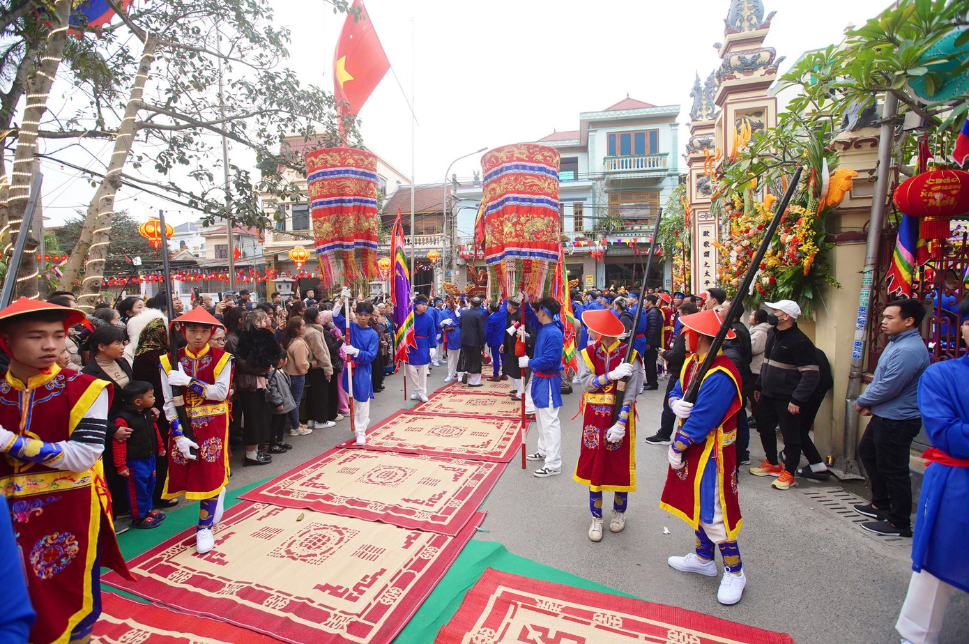 Khoảng 8h, kiệu Thánh được rước ra ngoài đình La Phù.