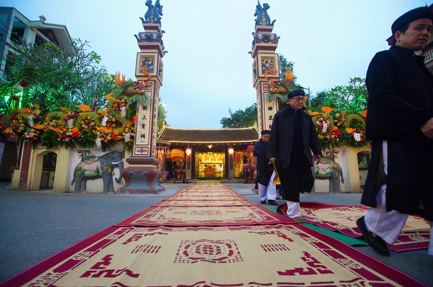 Khoảng 7h, gần 3km thảm và chiếu hoa được trải xong tại lễ hội.