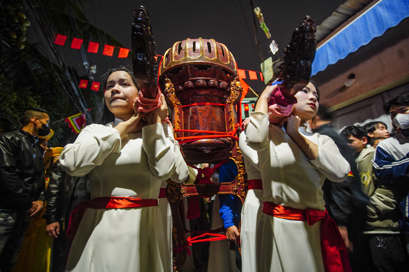 Kiệu Thánh và kiệu oản được các thiếu nữ đảm nhiệm khiêng.