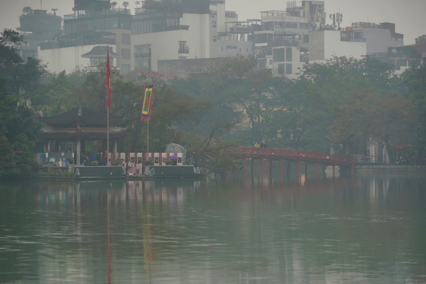 Đền Ngọc Sơn, cầu Thê Húc mờ ảo sau lớp sương mù.