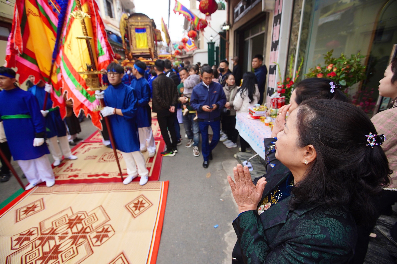 Khi kiệu Thánh đi qua người dân chiêm bái, cầu mong điều may mắn cho gia đình, làng xóm...