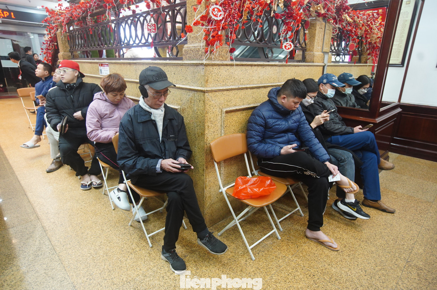 Người dân xếp hàng khắp các lối đi trong cửa hàng.