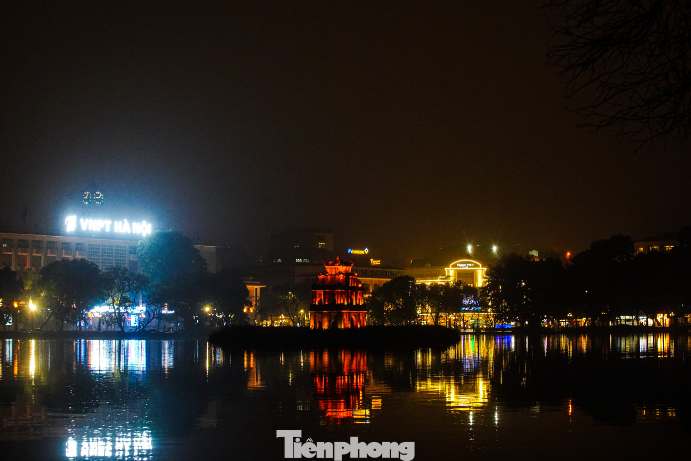 Những cơn mưa bụi lất phất khiến hồ Gươm về đêm càng trở nên huyền ảo.