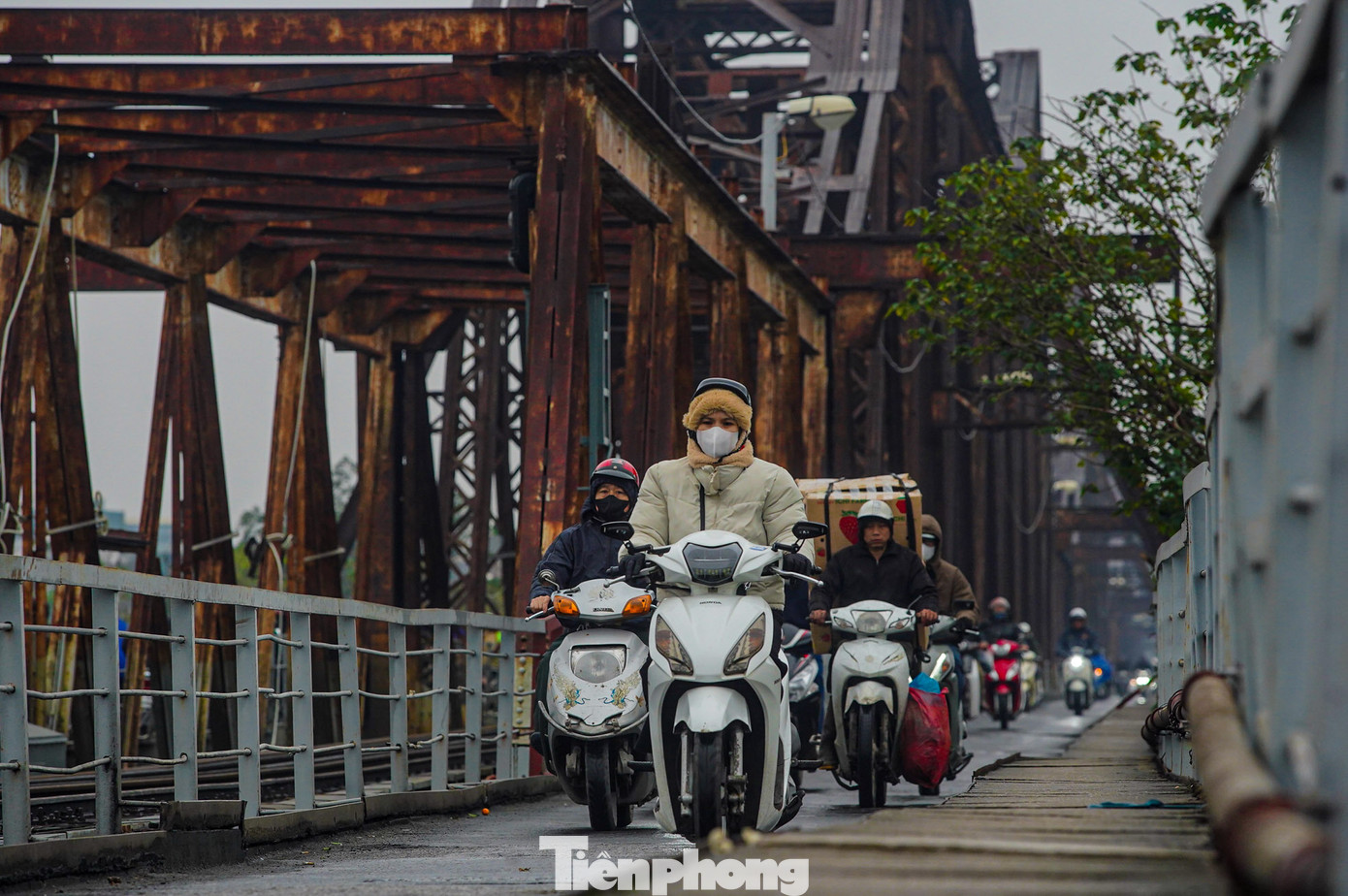 Cầu Long Biên trong ngày mưa bụi đầu năm.